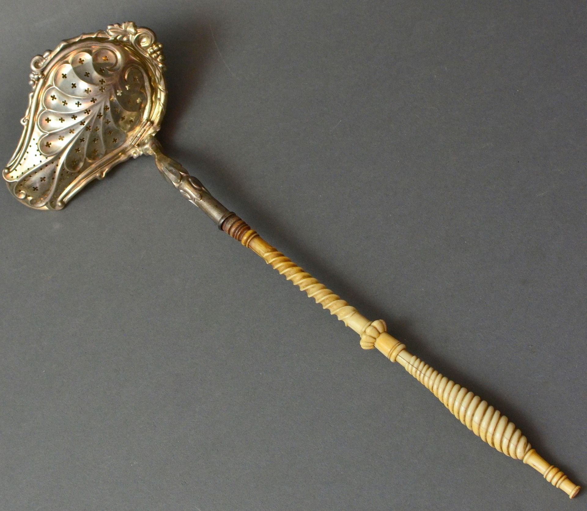 Barocke Bouillon-Kelle um 1780, Silber geprüft, getriebene silberne Ausgießkelle,