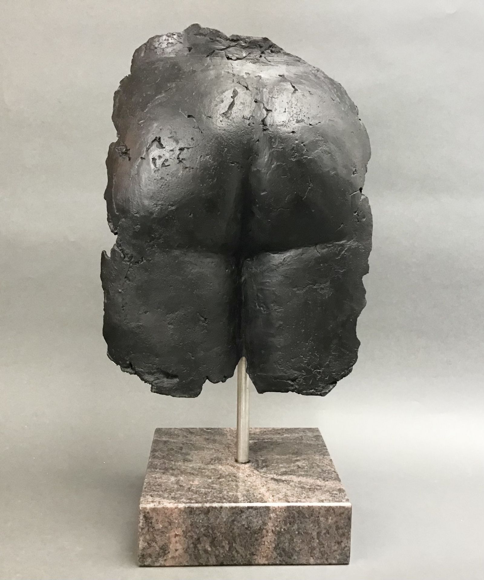 Bronzeskulptur "Backside", moderne Kunst 20.Jh., Halbrelief auf poliertem Granitstand,