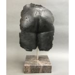 Bronzeskulptur "Backside", moderne Kunst 20.Jh., Halbrelief auf poliertem Granitstand,