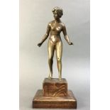 Frauenakt, Bronze um 1920, unsigniert, auf Holzplinte,
