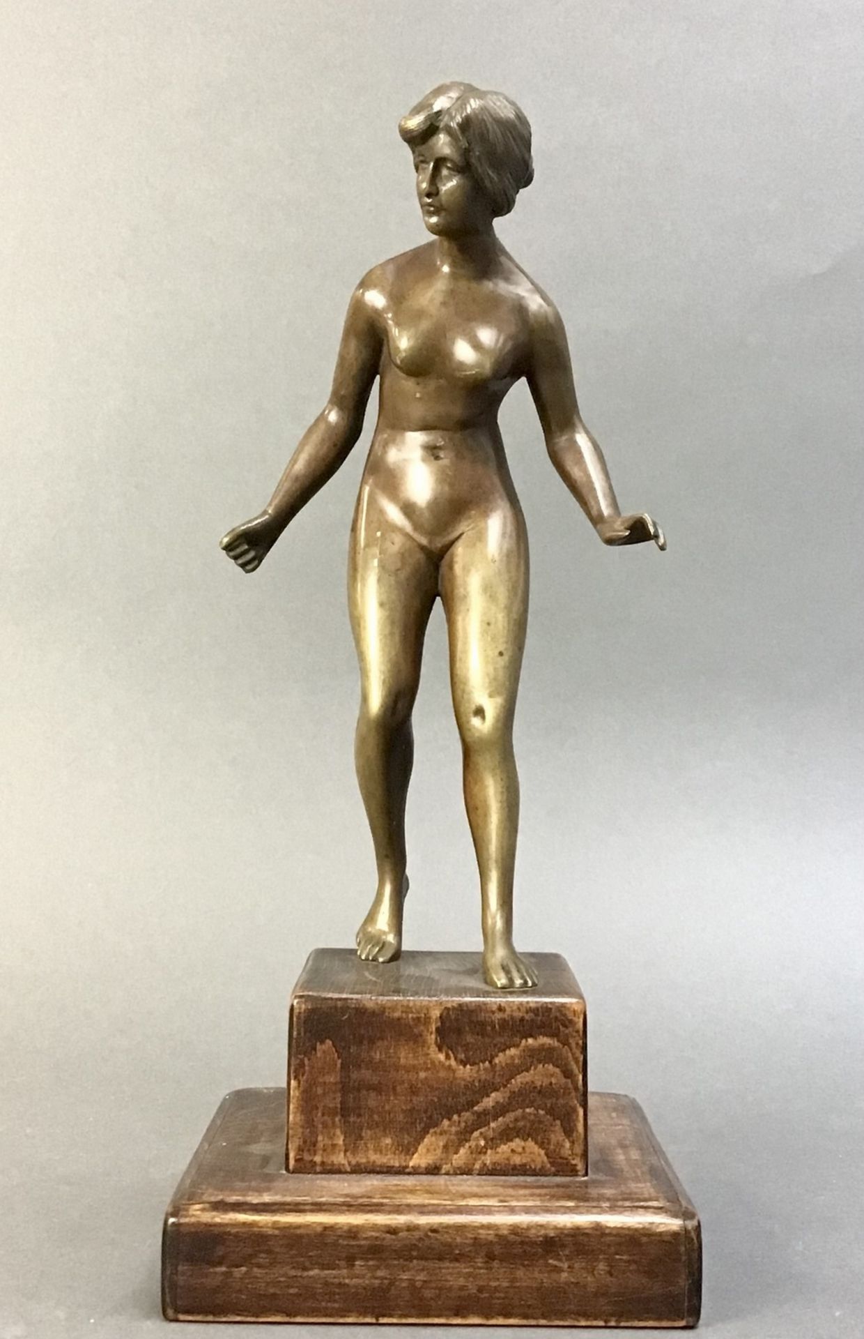 Frauenakt, Bronze um 1920, unsigniert, auf Holzplinte,