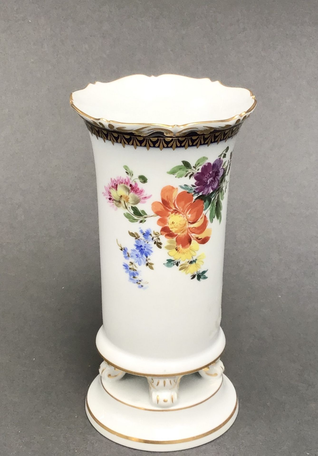 Meissen, kleine Sockelvase auf vier Füßchen, blaue Schwertermarke (1924-1934)