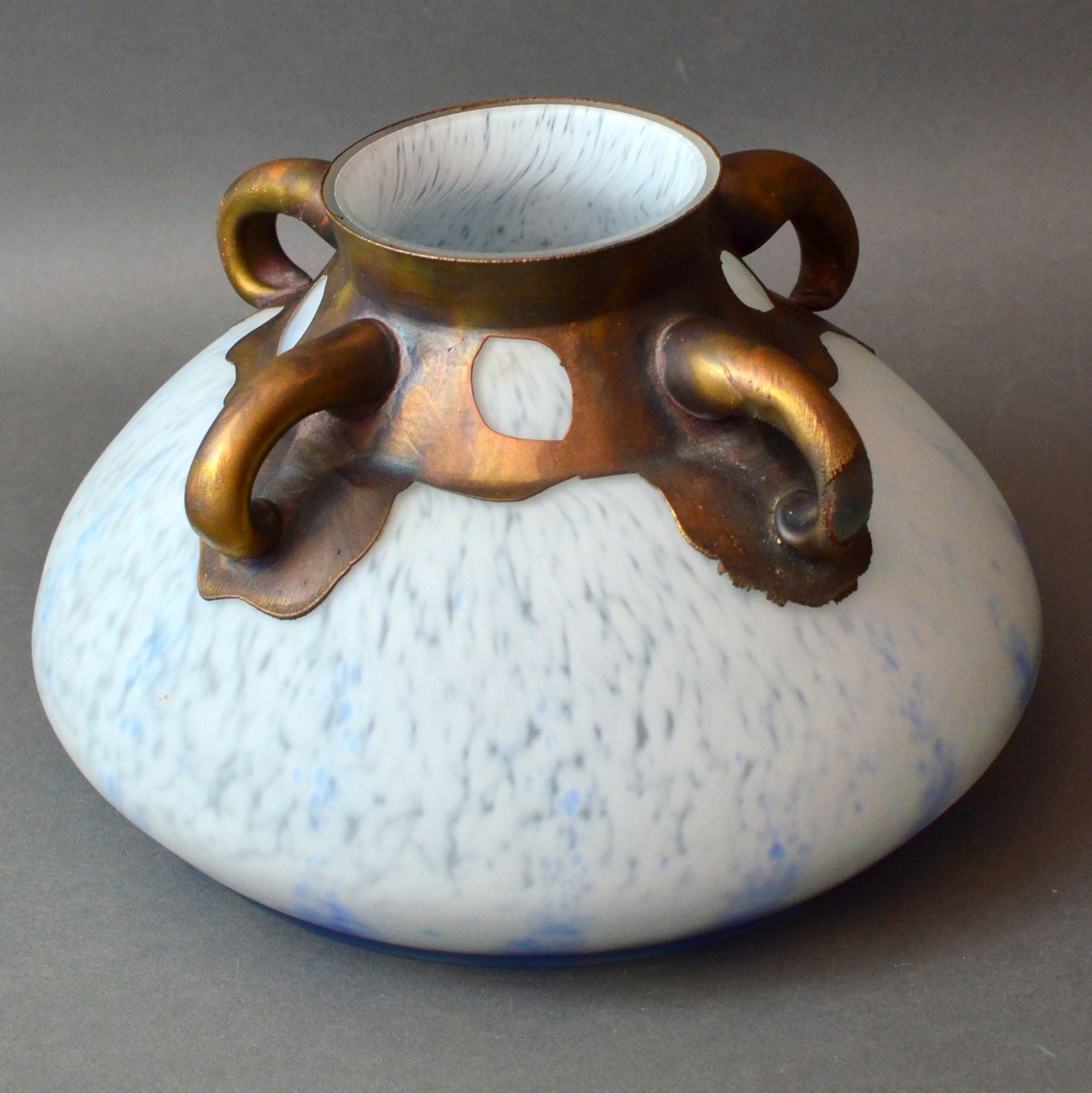 Designer-Vase mit Metallmontierung bronziert,  farbloses Glas formgeblasen