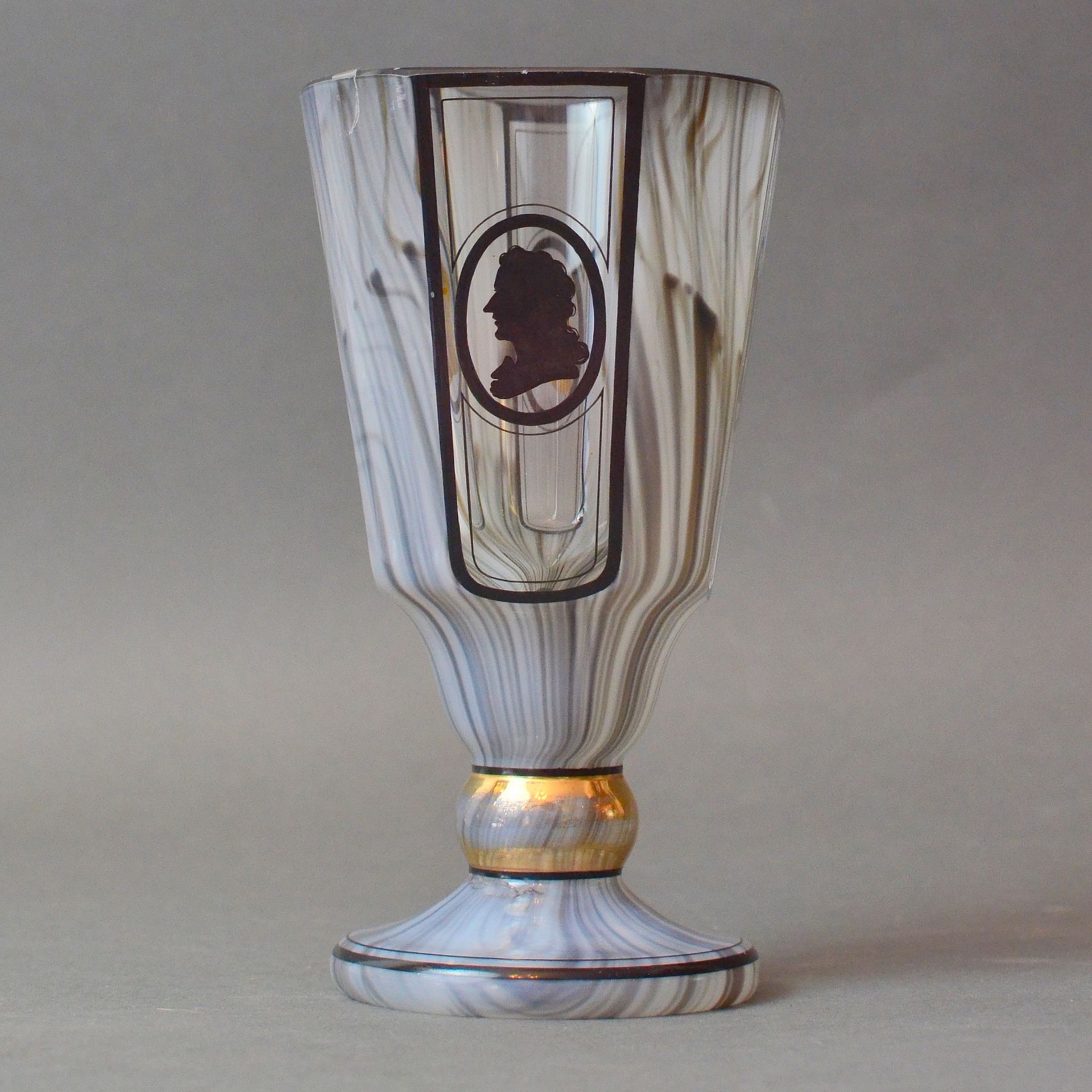 Becherpokal mit Schwarzlotmalerei um 1920, farbloses Glas marmoriert überfangen