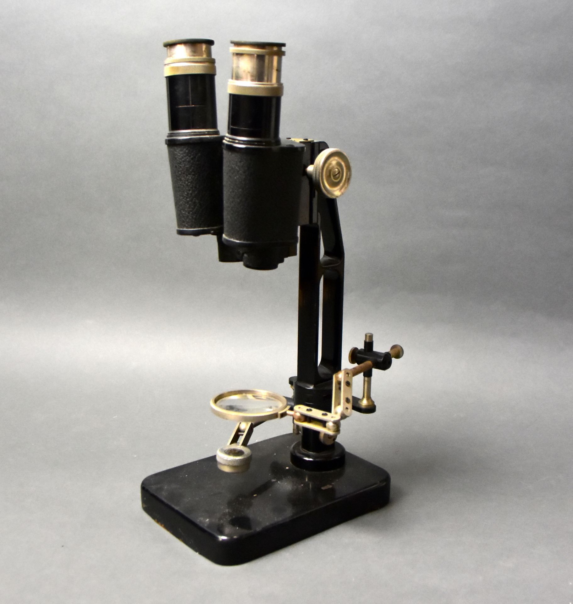 Wissenschaftliches Mikroskop Ernst Leitz Wetzlar, Biocular, zwei bewegliche Arme für Objekt- - Image 2 of 3