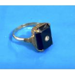 Jugendstil-Gold-Doublé-Ring, Onyxplatte in Krappenfassung mit einem kleinen Stein