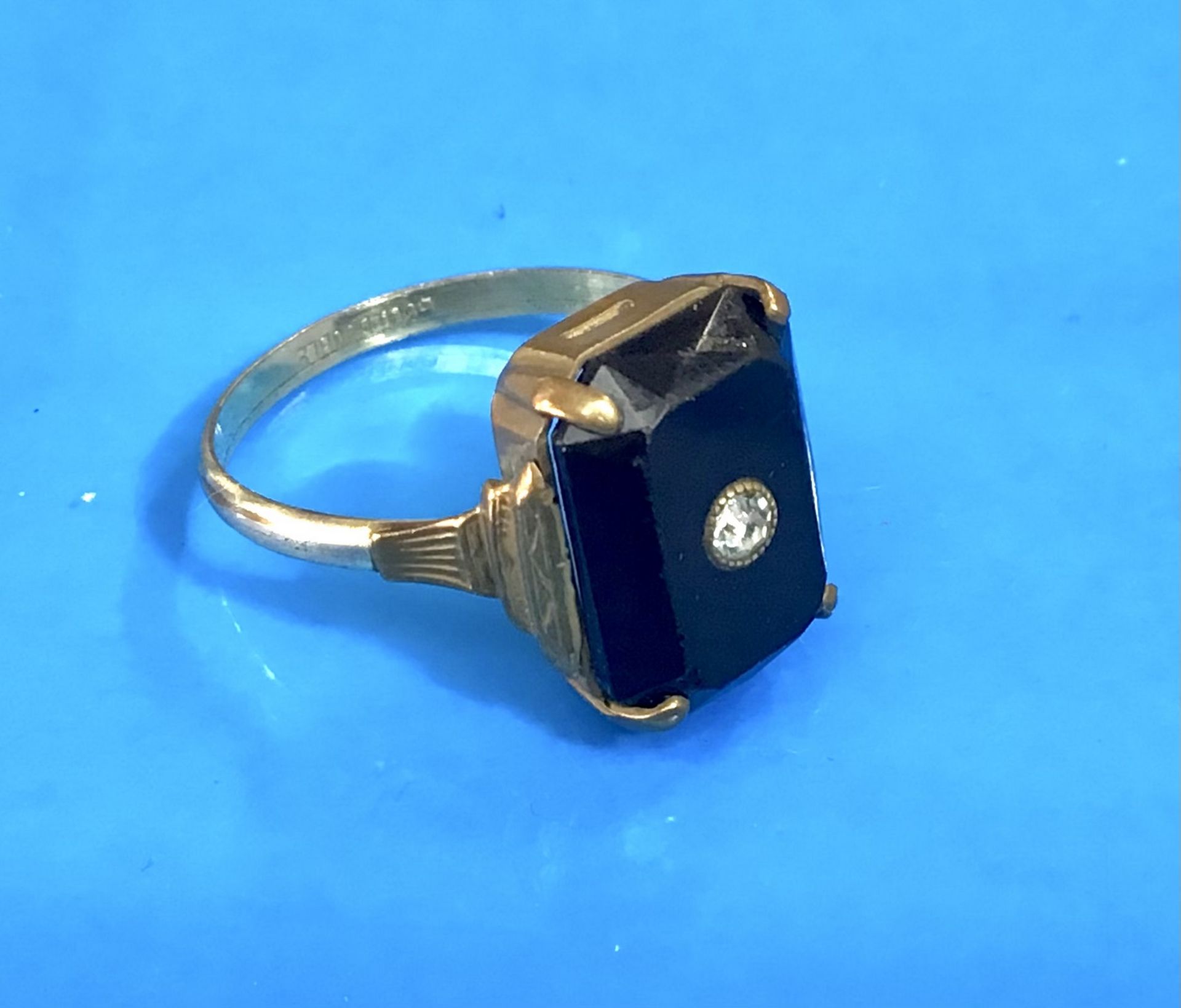 Jugendstil-Gold-Doublé-Ring, Onyxplatte in Krappenfassung mit einem kleinen Stein