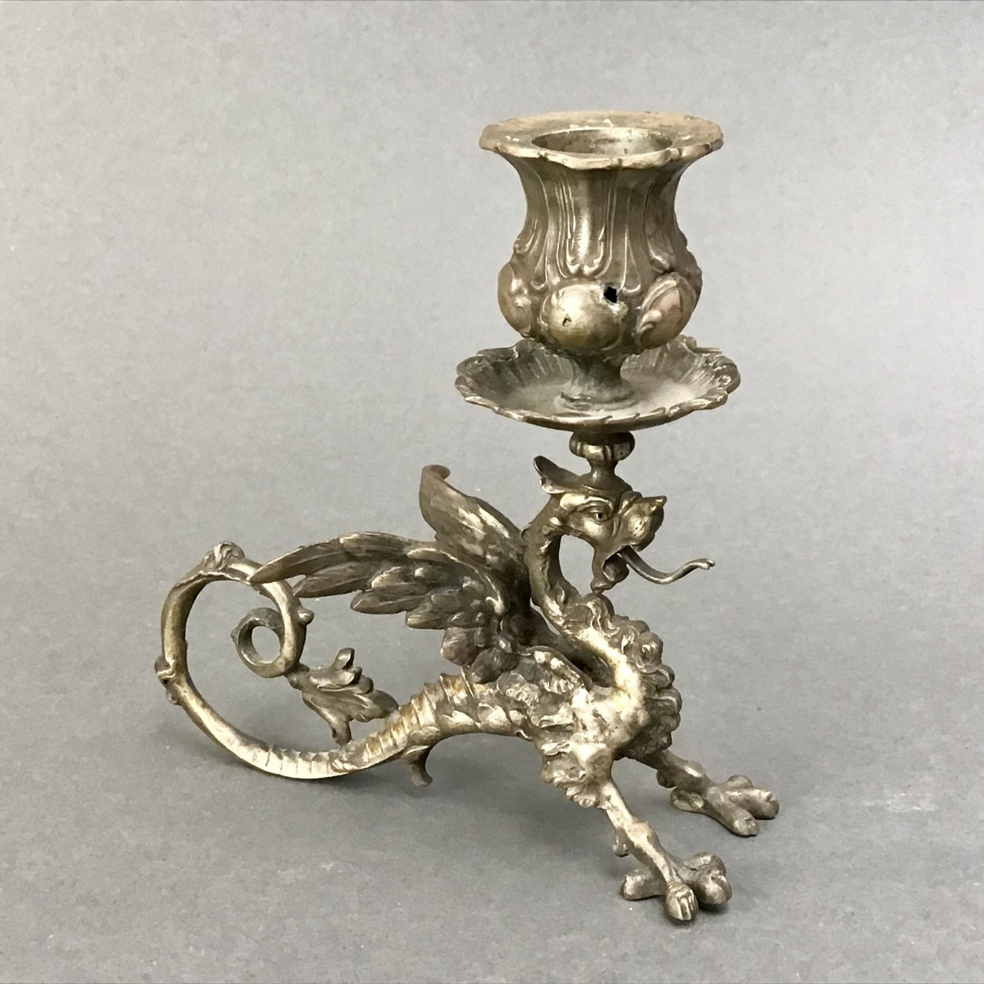 Kerzenhalter auf geflügelter Drachenfigur, Metallguß, 1. H. 19. Jh., guter Zustand, L 12cm,