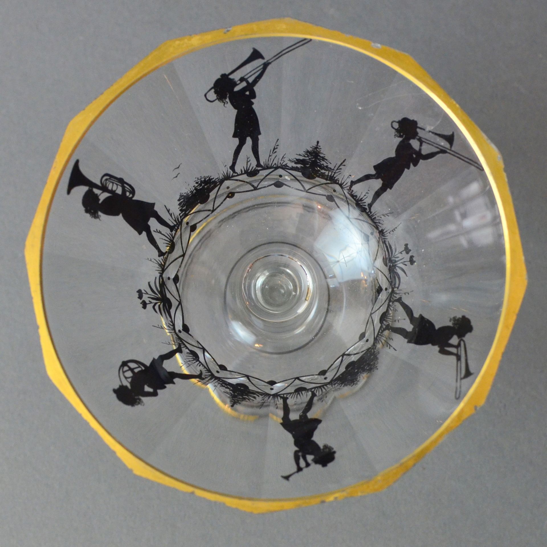 Fußschale Schwarzlotmalerei um 1920, farbloses Glas in Schwarzlot facettiert geschliffen,