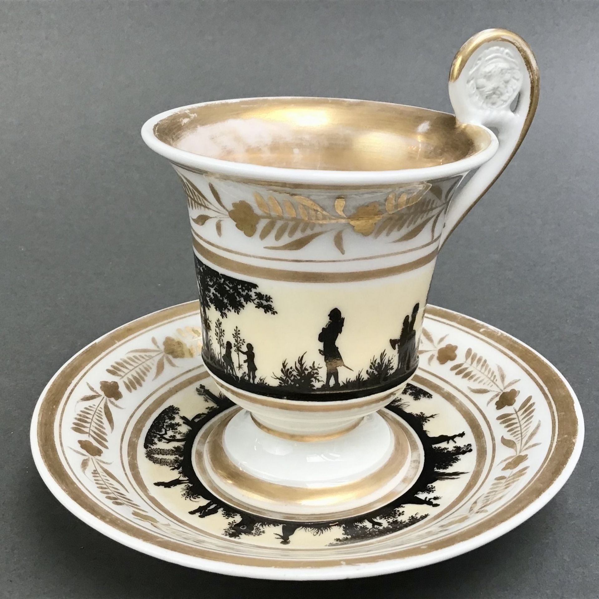 PM Sitzendorf, Schattenporzellan - Sockeltasse, um 1800, handbemalt mit Goldstaffage,