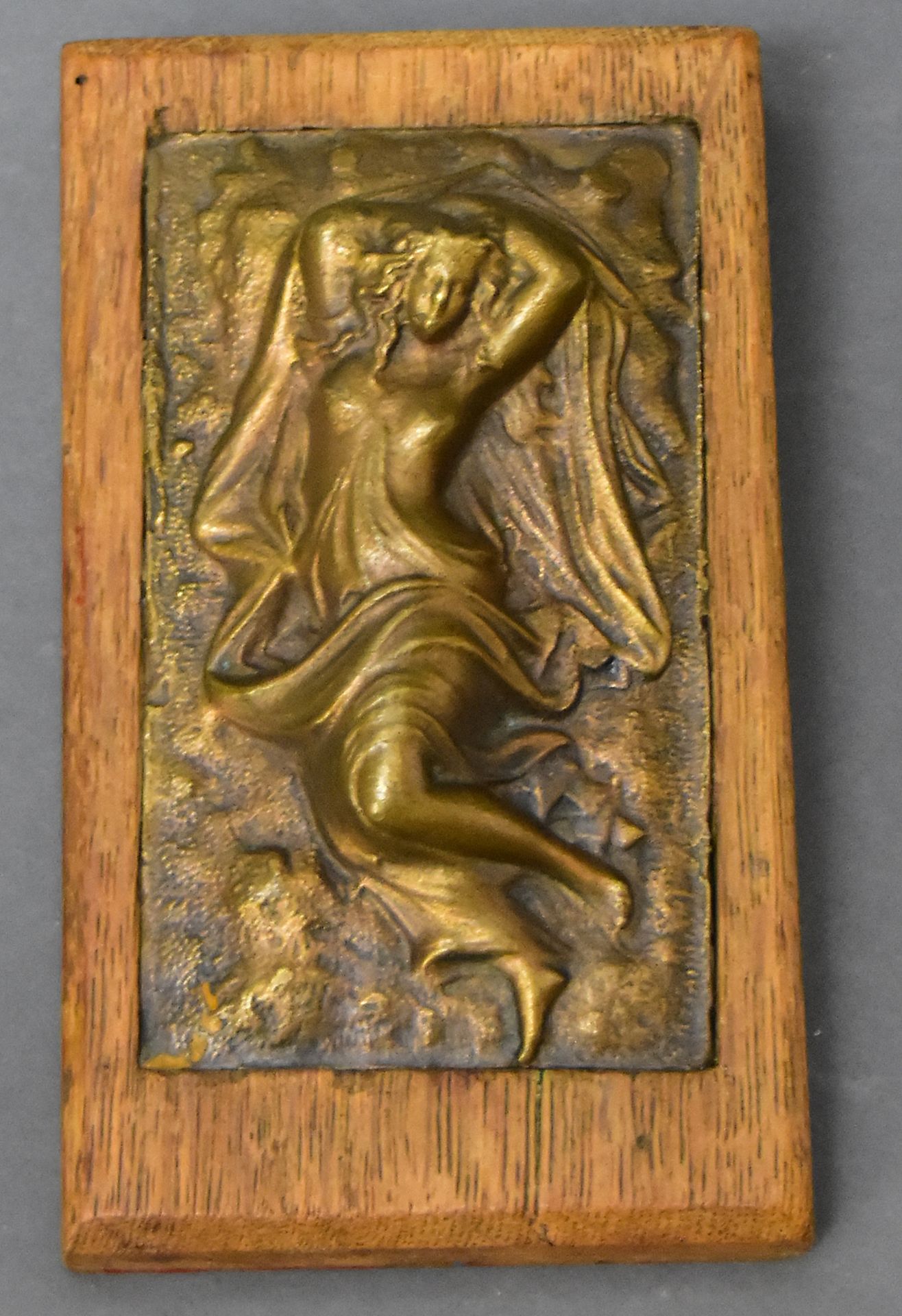 Jugendstil- Bronzerelief auf Eichenholzplatte