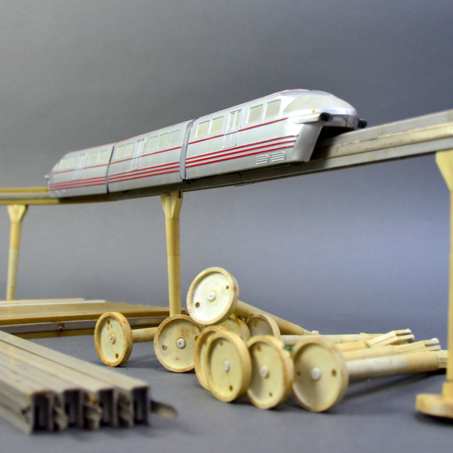 Piko-Monorail - Einschienenbahn, zwei Triebwagen und ein Wagon, mit Pfeilern und Schiene, - Image 2 of 3