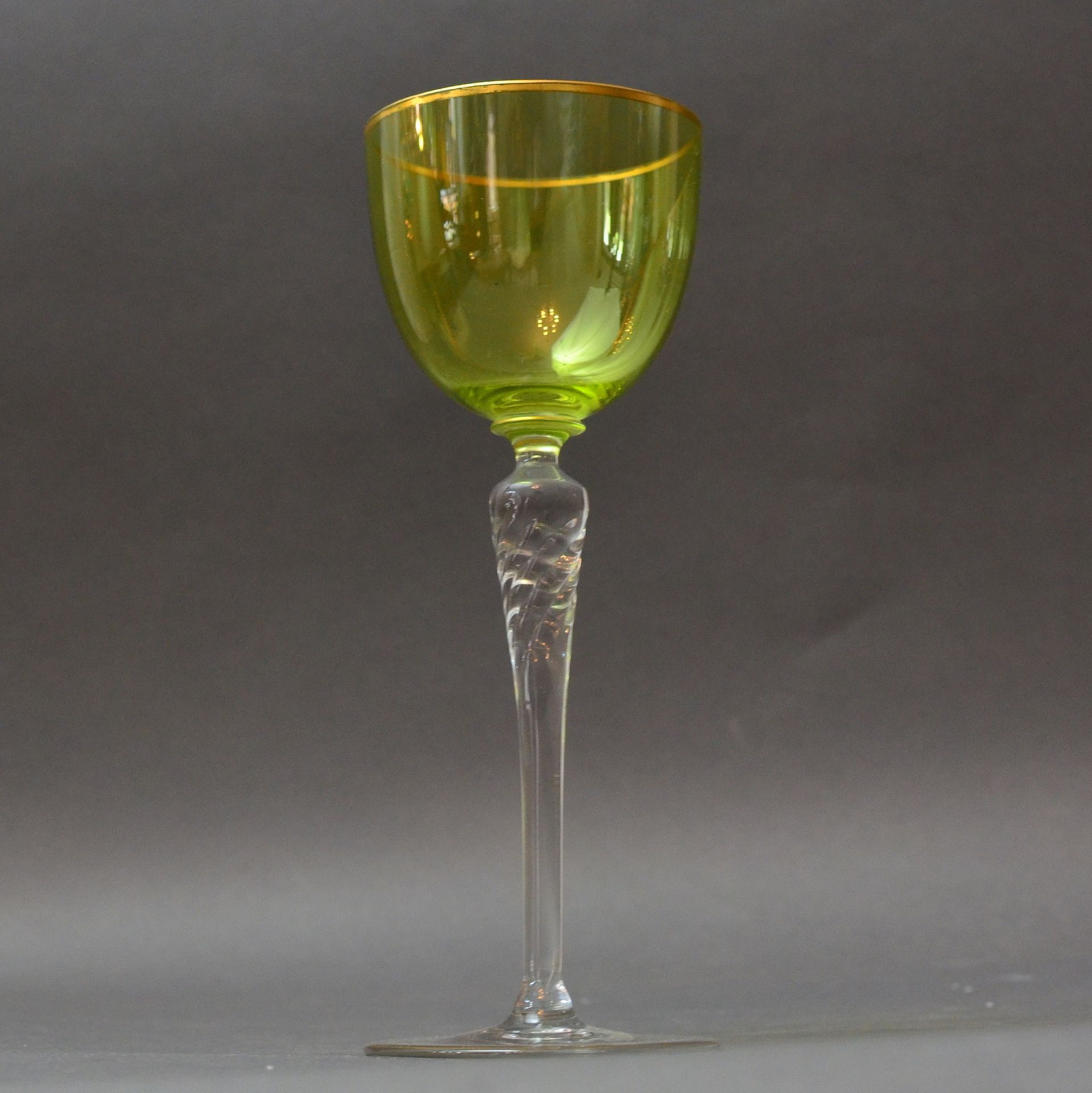 Jugendstil- Weinglas, Theresienthal, mit hellgrüner Kuppa und gedrehtem Stiel auf rundem Stand,
