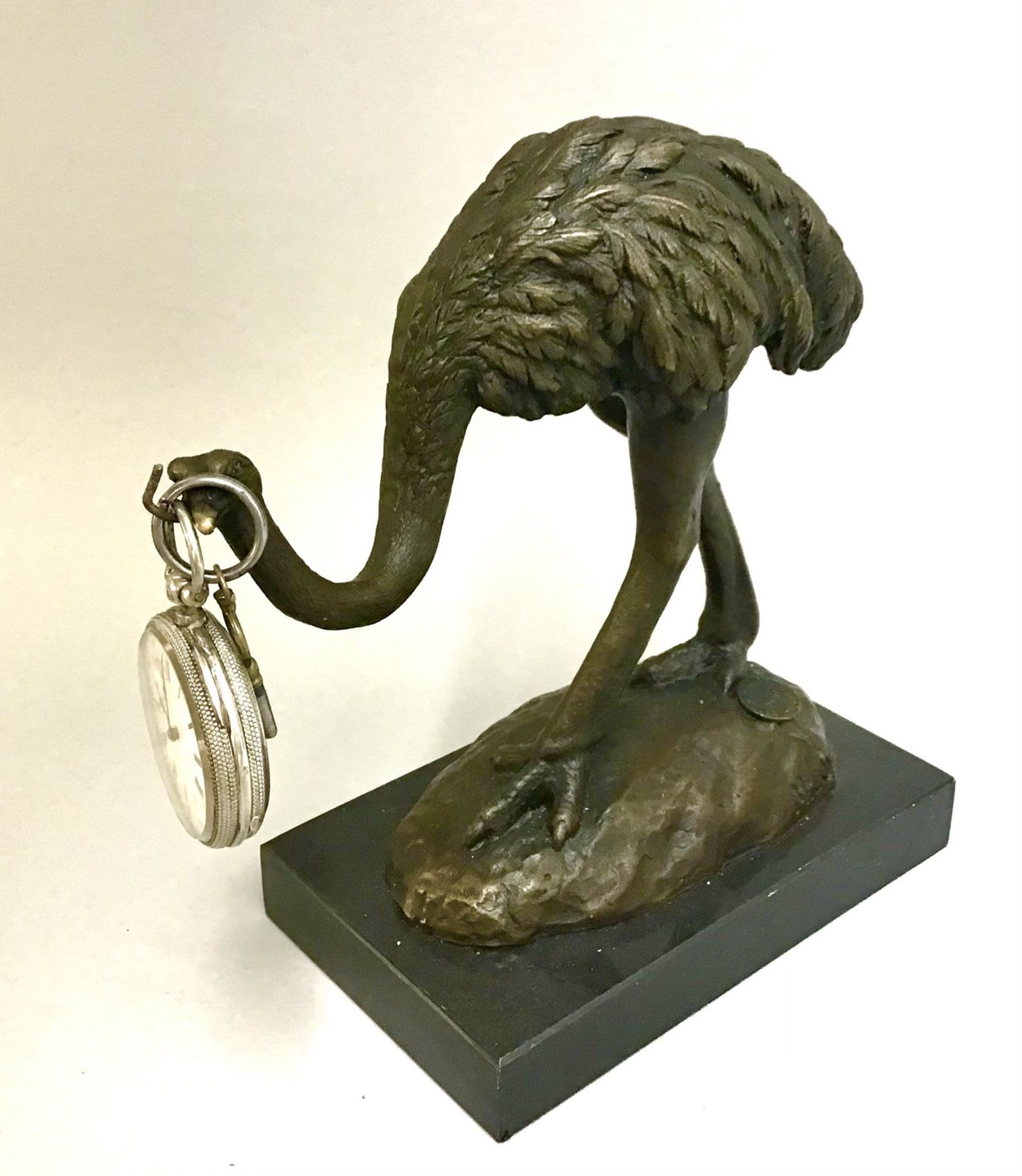 Taschenuhrenständer "Vogel Strauß", Bronze auf Marmorplinthe, Frankreich 20.Jh., H.18 cm, - Bild 2 aus 2