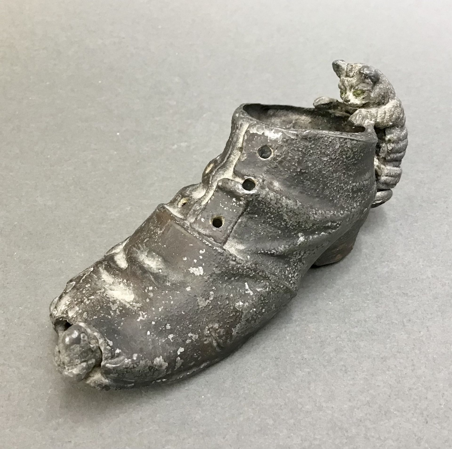 Scherzgefäß Schuh mit Katze und Maus, Metallguß bronziert, um 1900, guter Zustand, L 13cm