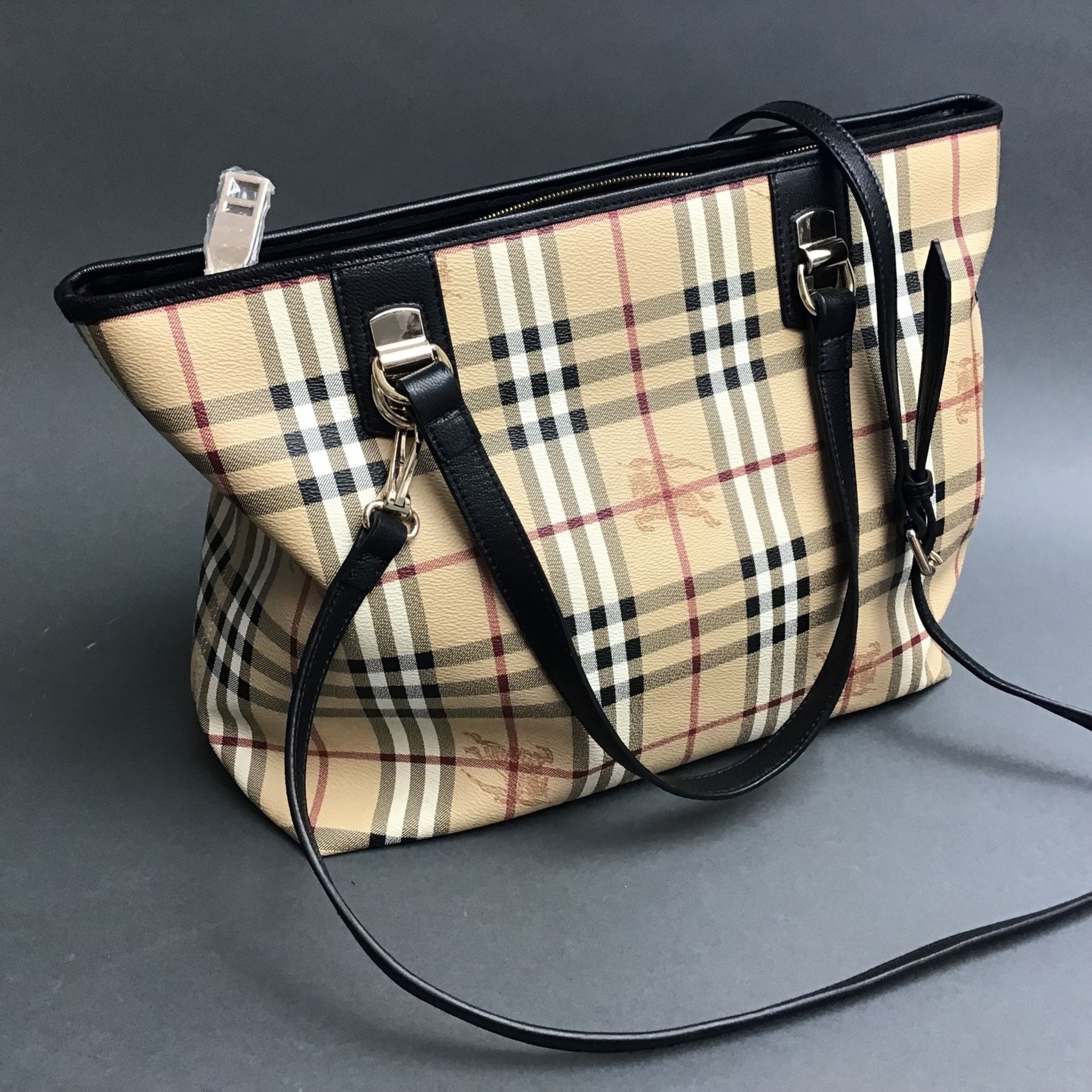 Burberry, original Shopper-Schultertasche, sehr guter unbenutzter Zustand, innen zwei