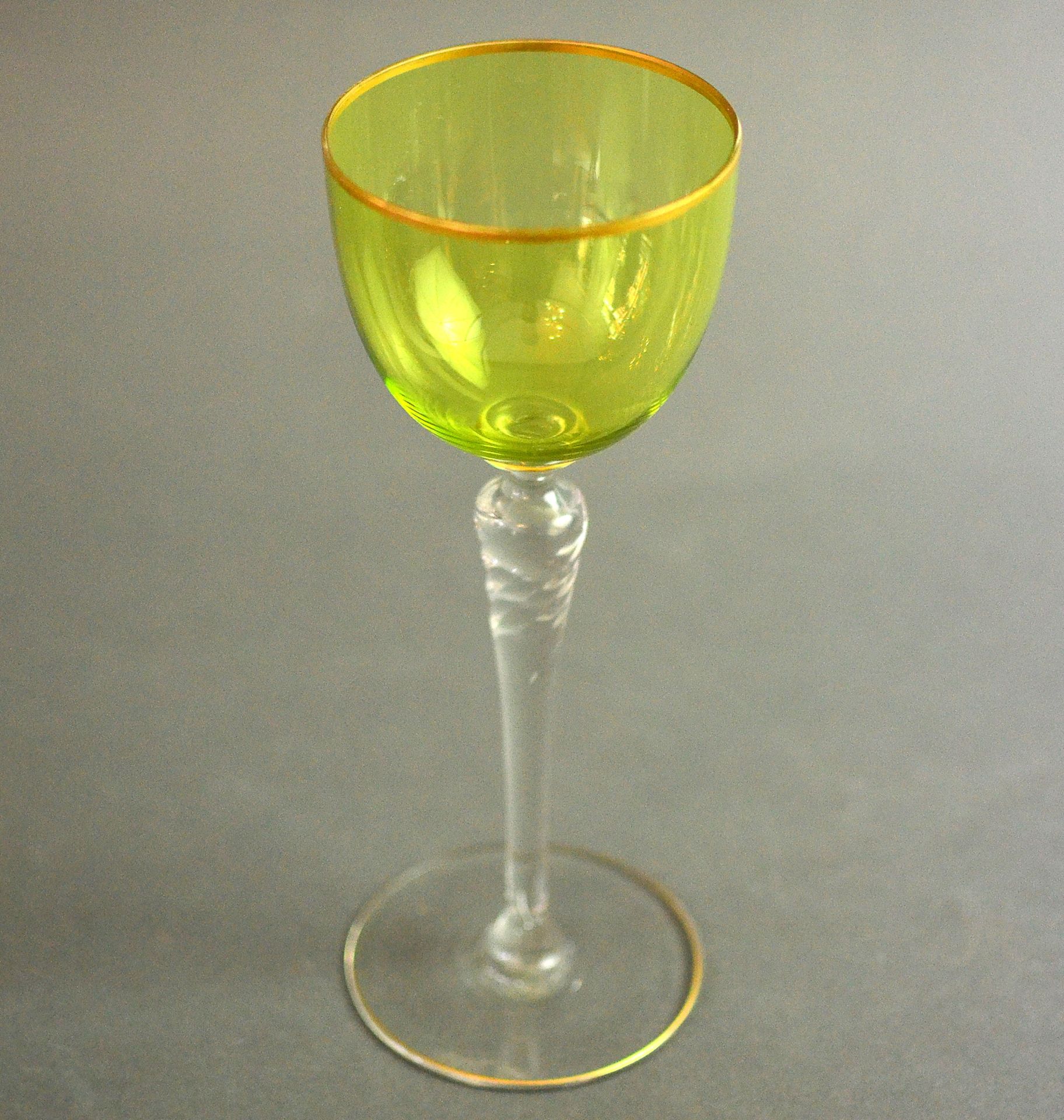 Jugendstil- Weinglas, Theresienthal, mit hellgrüner Kuppa und gedrehtem Stiel auf rundem Stand, - Bild 2 aus 3