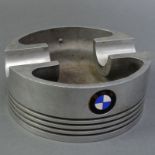 BMW Werbe-Aschenbecher, gedrehter Chrom-Nickelstahl mit emailliertem BMW Emblem,