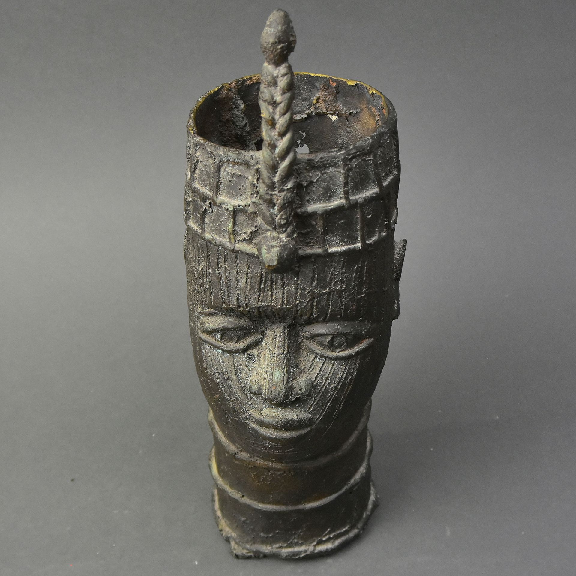 Benin Westafrika Bronze, 20. Jh., Beninkönig in der Art der vorherigen Lose, hohl gegossen,