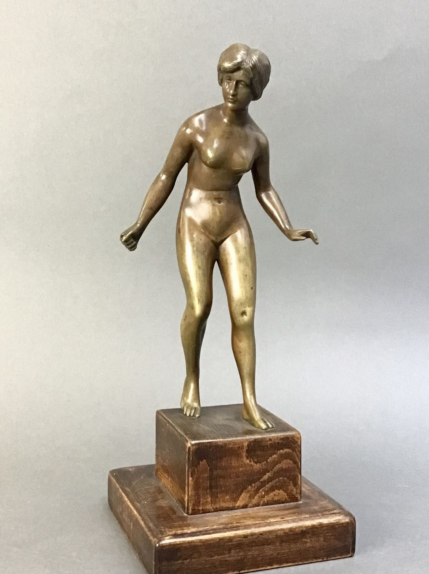 Frauenakt, Bronze um 1920, unsigniert, auf Holzplinte, - Bild 2 aus 2