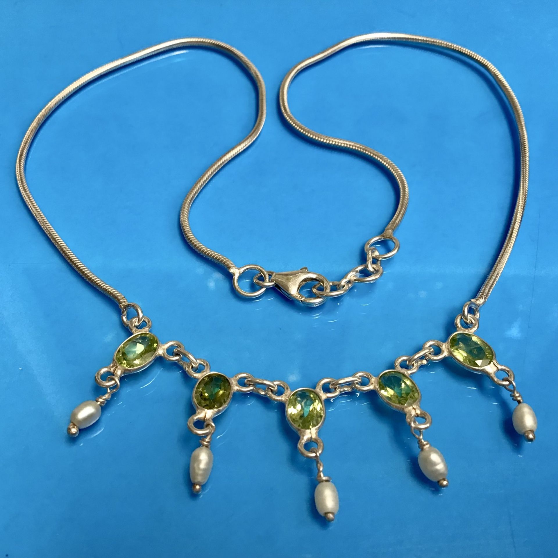 Peridot-Collier, Silber 925, im Mittelteil 5 oval facettierte, apfelgrüne Peridoten