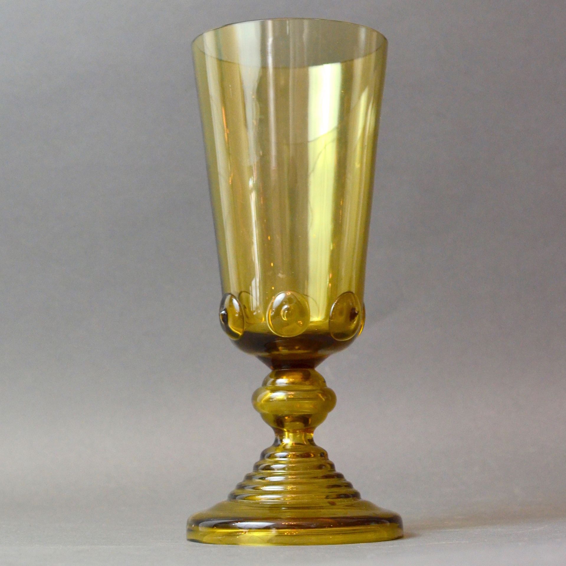 Großes Nuppen-Pokalglas mit Sockel, moosgrünes Glas mit aufgeschmolzenen Nuppen