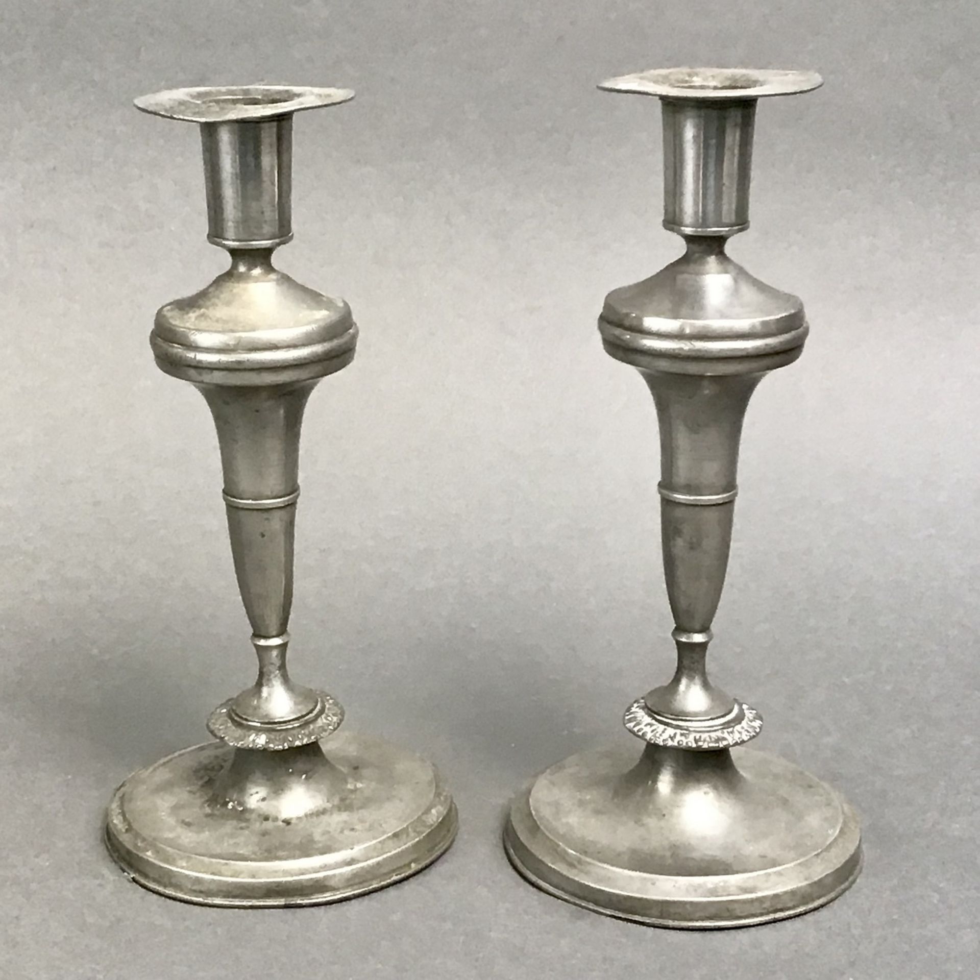 Paar Zinnleuchter, um 1850, altersgemäße Gebrauchsspuren am Stand und an der Tülle,
