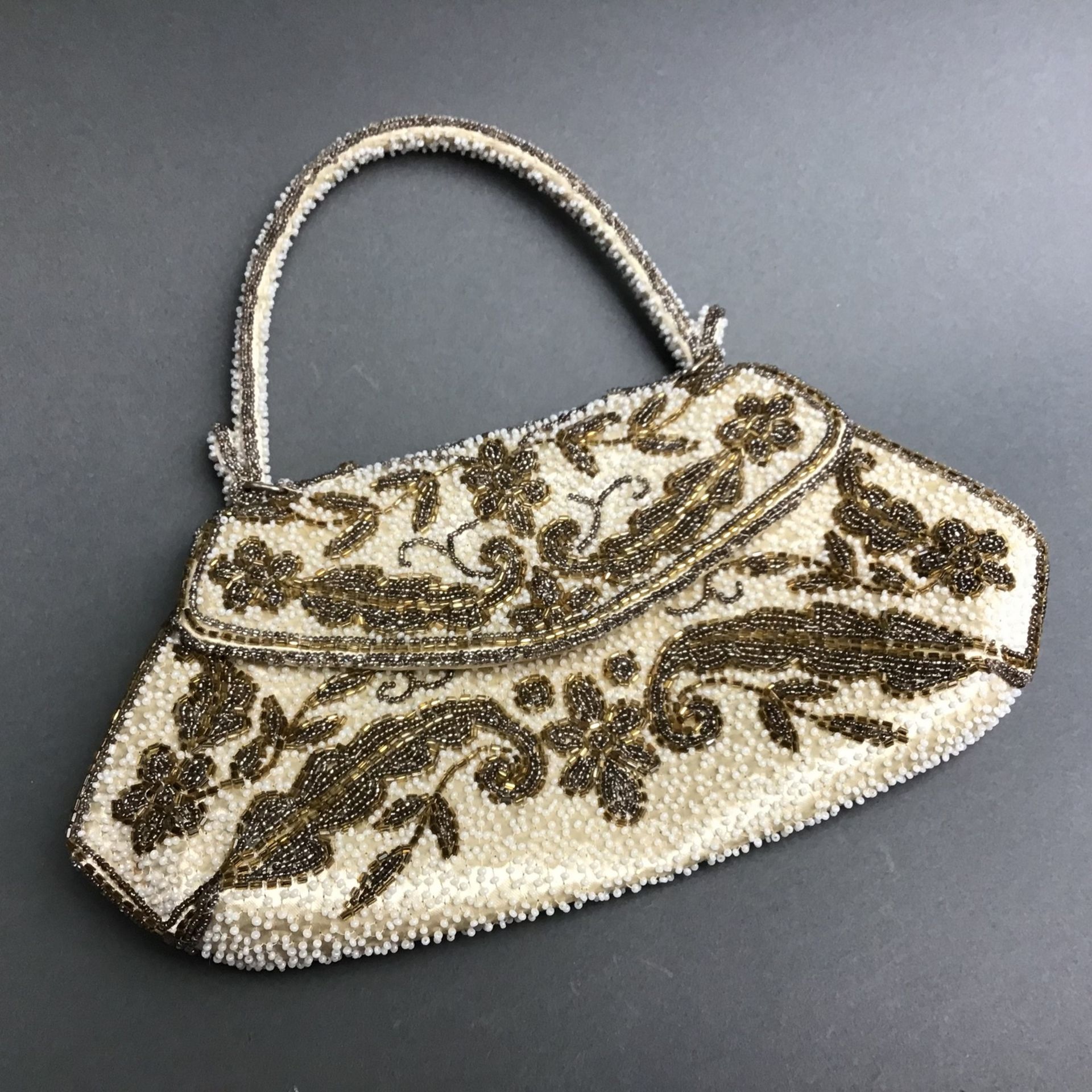 Jugendstil-Abendtasche, Roger und Gallet Paris, Glasperlenstickerei auf Seide um 1900, innen