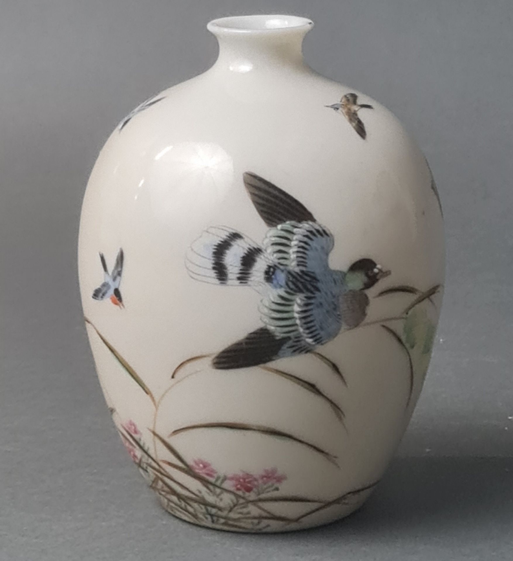 Vase China um 1920, Bodenprägemarke und Malermarke, Porzellan cremfarben mit