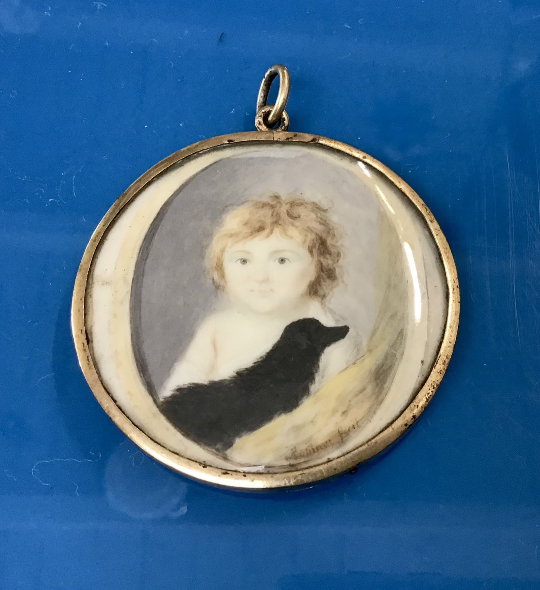 Medaillon, um 1840, schaus. Bildnis eine Kindes mit Hündchen,