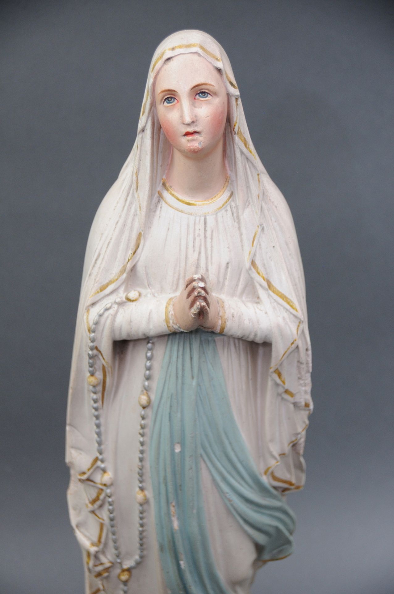 Heilige Madonna von Lourdes, Standfigur aus Stuck, polychrom gefasst, minimal bestoßen