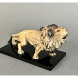 Löwe auf Glasplinthe, Régule polychrom gefaßt, um 1920,