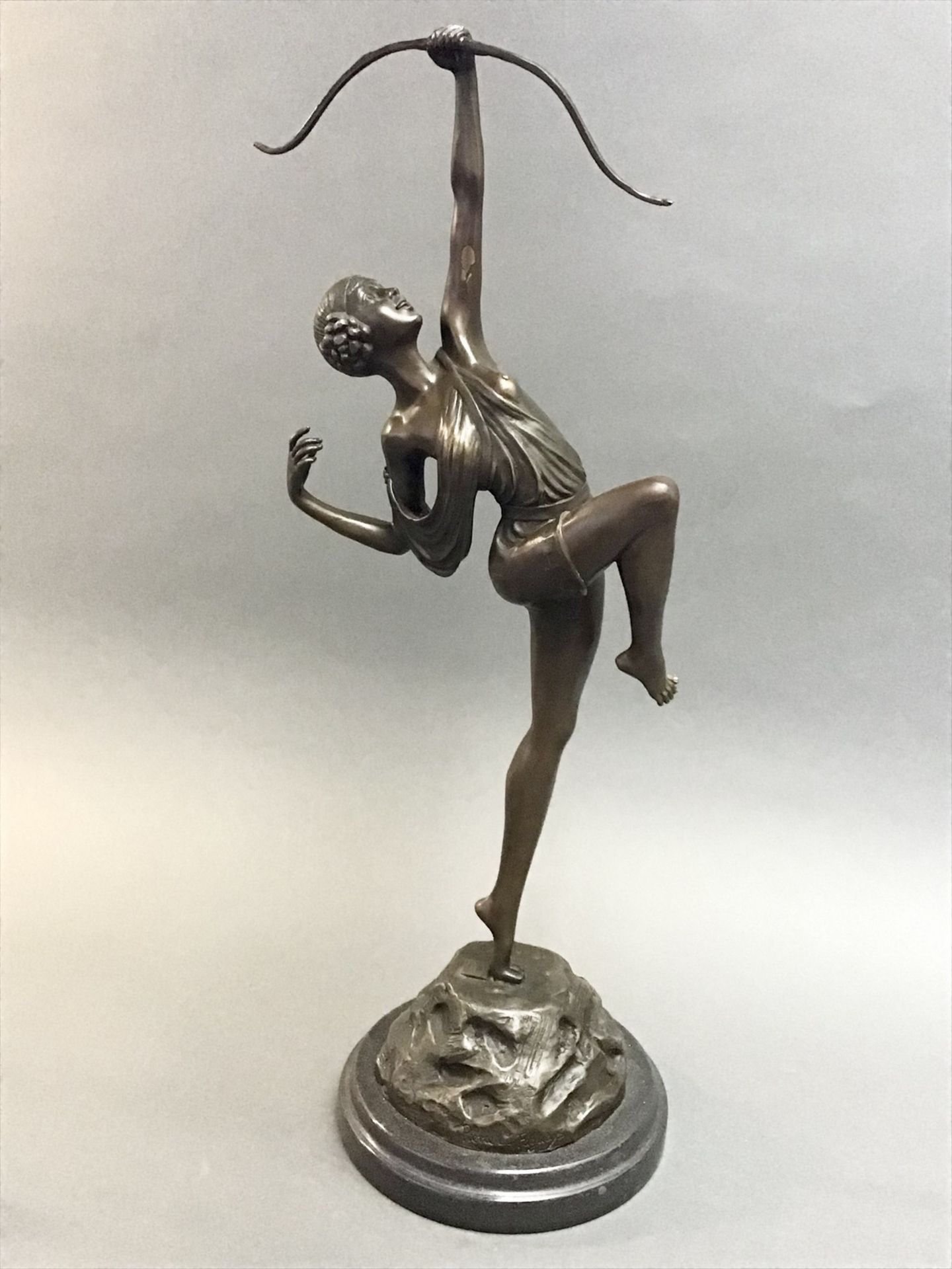 Bronze-Kunstfigur, Jagdgöttin Diana, Gießereimarke L´art France, Entwurf: Pierre le Faguays,