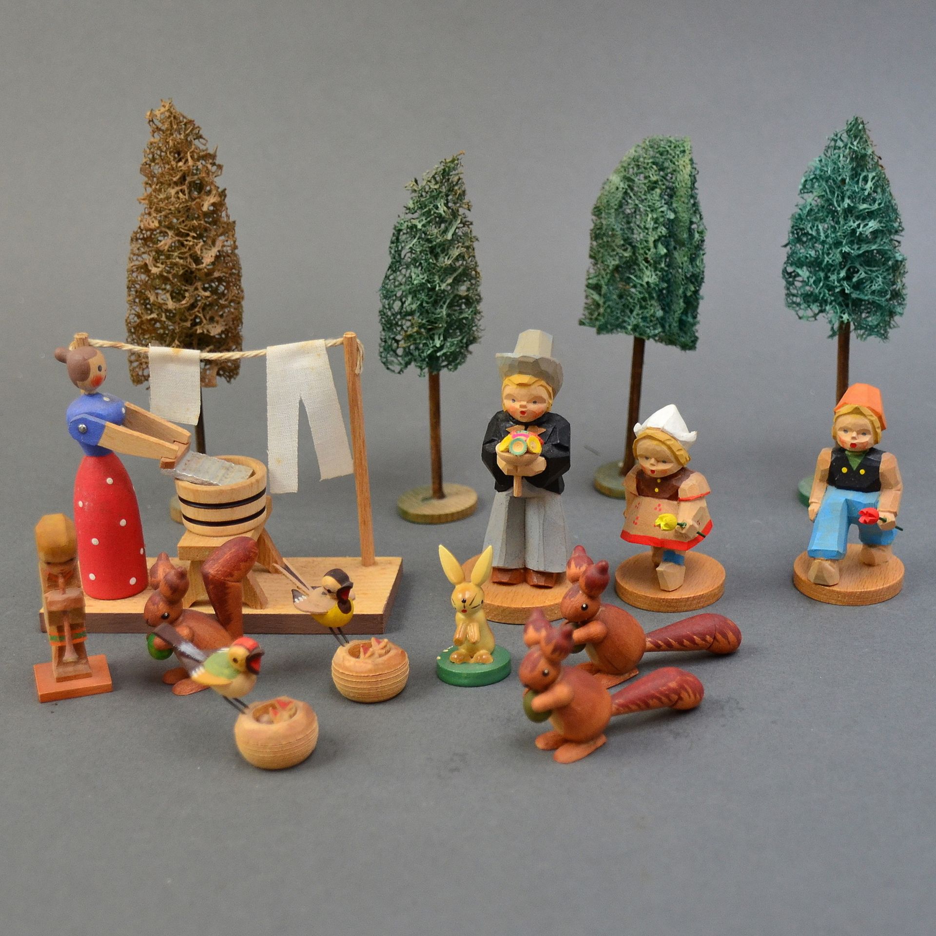 Konvolut Miniatur-Spielzeug aus dem Erzgebirge, 15 Teile Holz geschnitzt,