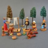 Konvolut Miniatur-Spielzeug aus dem Erzgebirge, 15 Teile Holz geschnitzt,