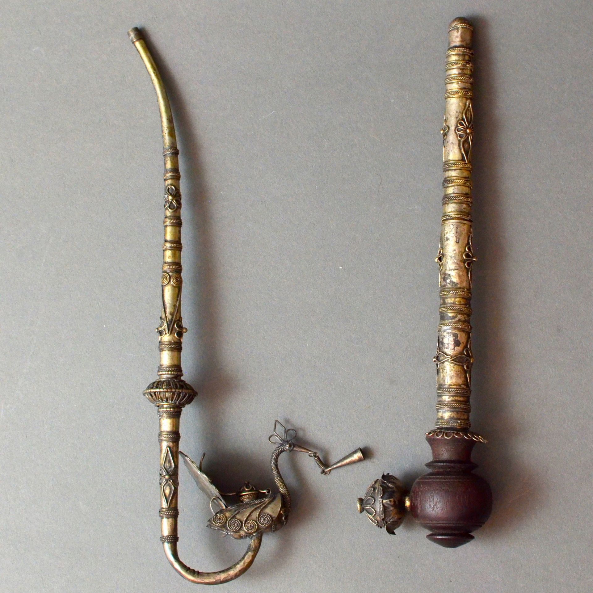 Zwei Opiumpfeifen, Ceylon, Anf. 20. Jh., Weißmetall teilw. Versilbert, mit Zierdrahtarbeit,