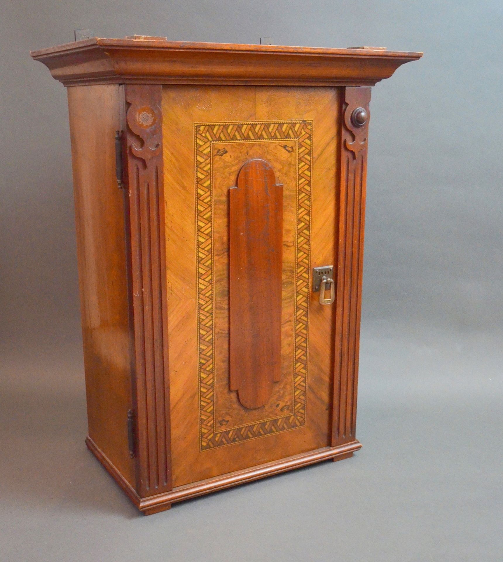 Wandschrank um 1870, Nußbaum furniert