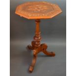 Eleganter Zier-Tisch, um 1900, acht-eckige Platte mit Kerbschnitzerei,
