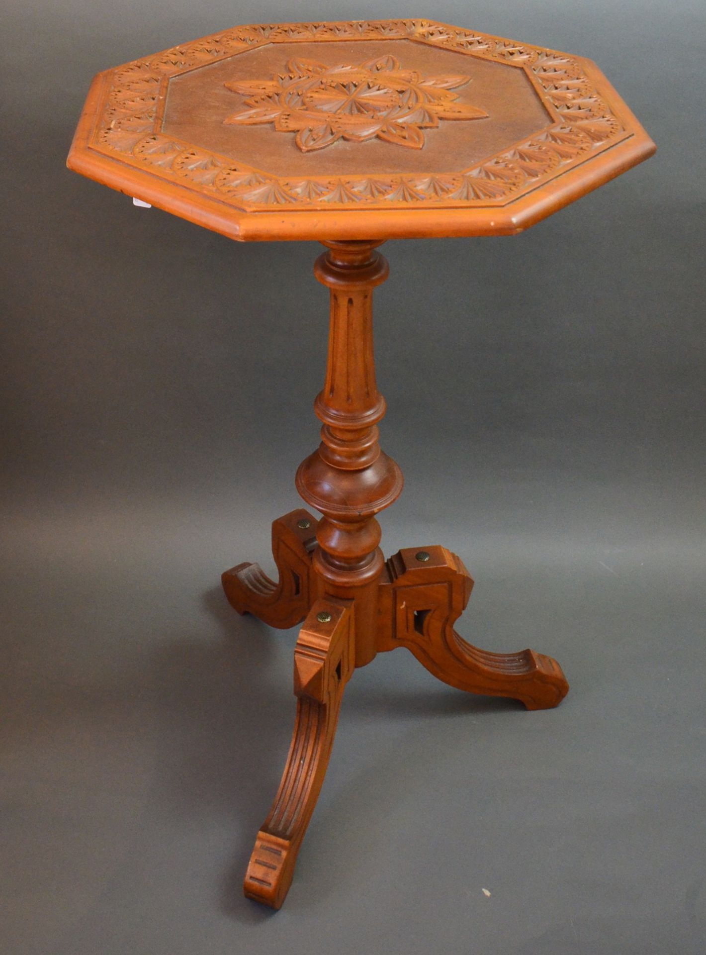 Eleganter Zier-Tisch, um 1900, acht-eckige Platte mit Kerbschnitzerei,