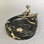 Tabak-Schale aus Marmor mit zwei Bronzeenten, sehr guter Zustand, D 15cm, H 7cm