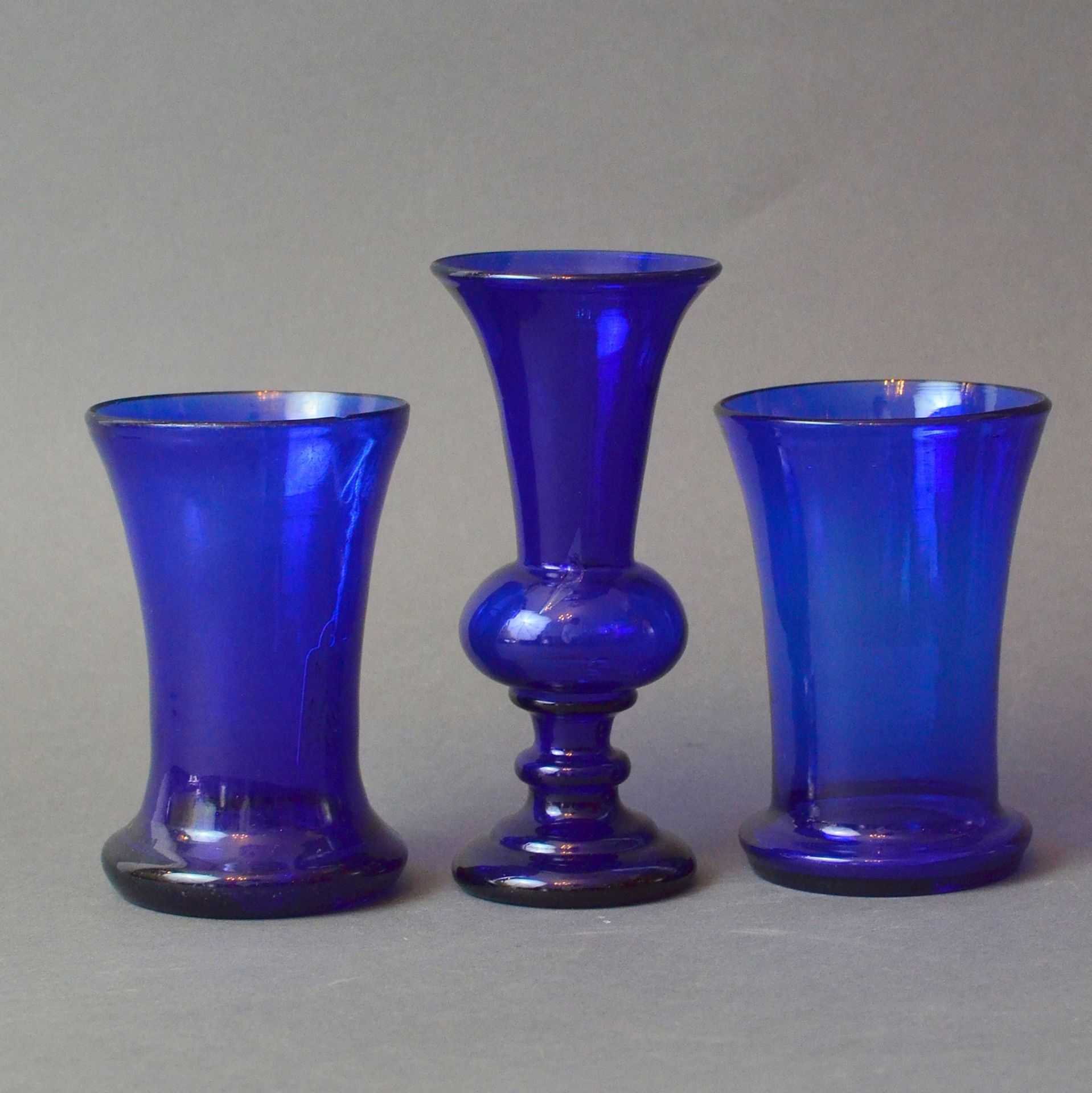 Biedermeierglas, drei Stück, um 1820, blaues Abrissglas, zwei Bechergläser eine Vase,
