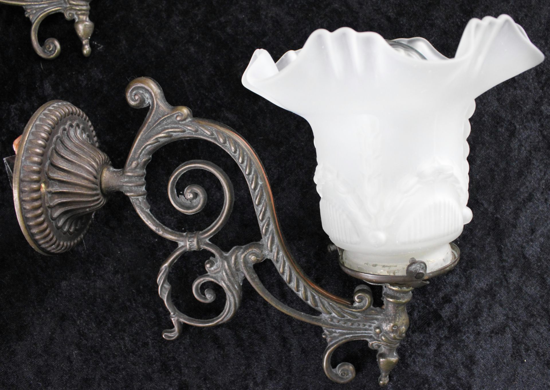 3-er Set Jugendstil Wandlampen, Glastulpen mit geschwungenen Messingarmen, um 1920 - Bild 4 aus 4