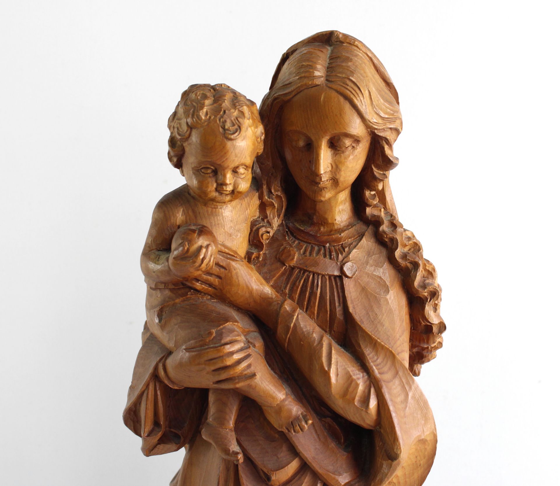Holzskulptur, Madonna mit Jesuskind, Lindenholz geschnitzt, lasiert, H. 56 cm - Bild 3 aus 3