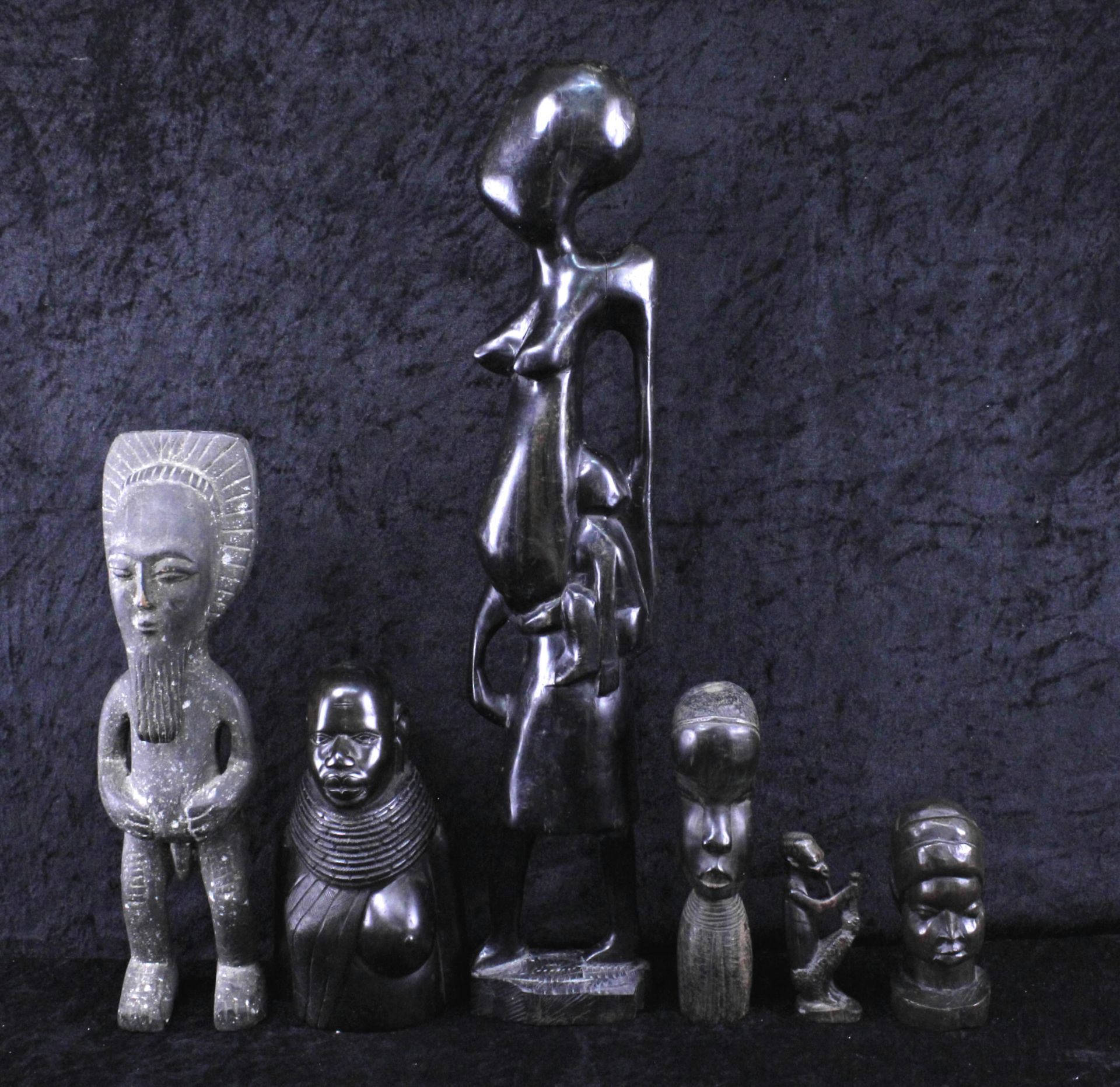 Konvolut 6 tlg., Afrikanische Kunst, Fetischfigur, Mutterfigur, Köpfe, Holz geschnitzt, 20.Jh.