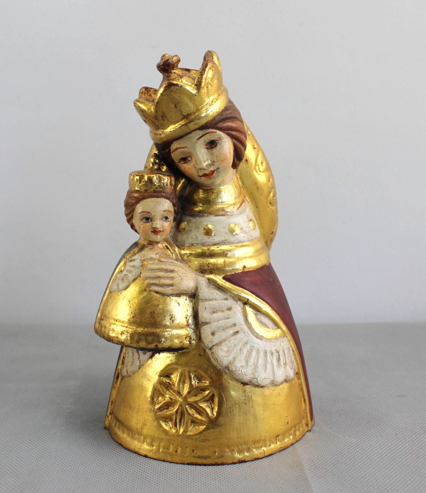 Madonna "Mariazeller Gnadenstatue", Holz geschnitzt, polychrome Fassung, mit Blattgold belegt, H:17,