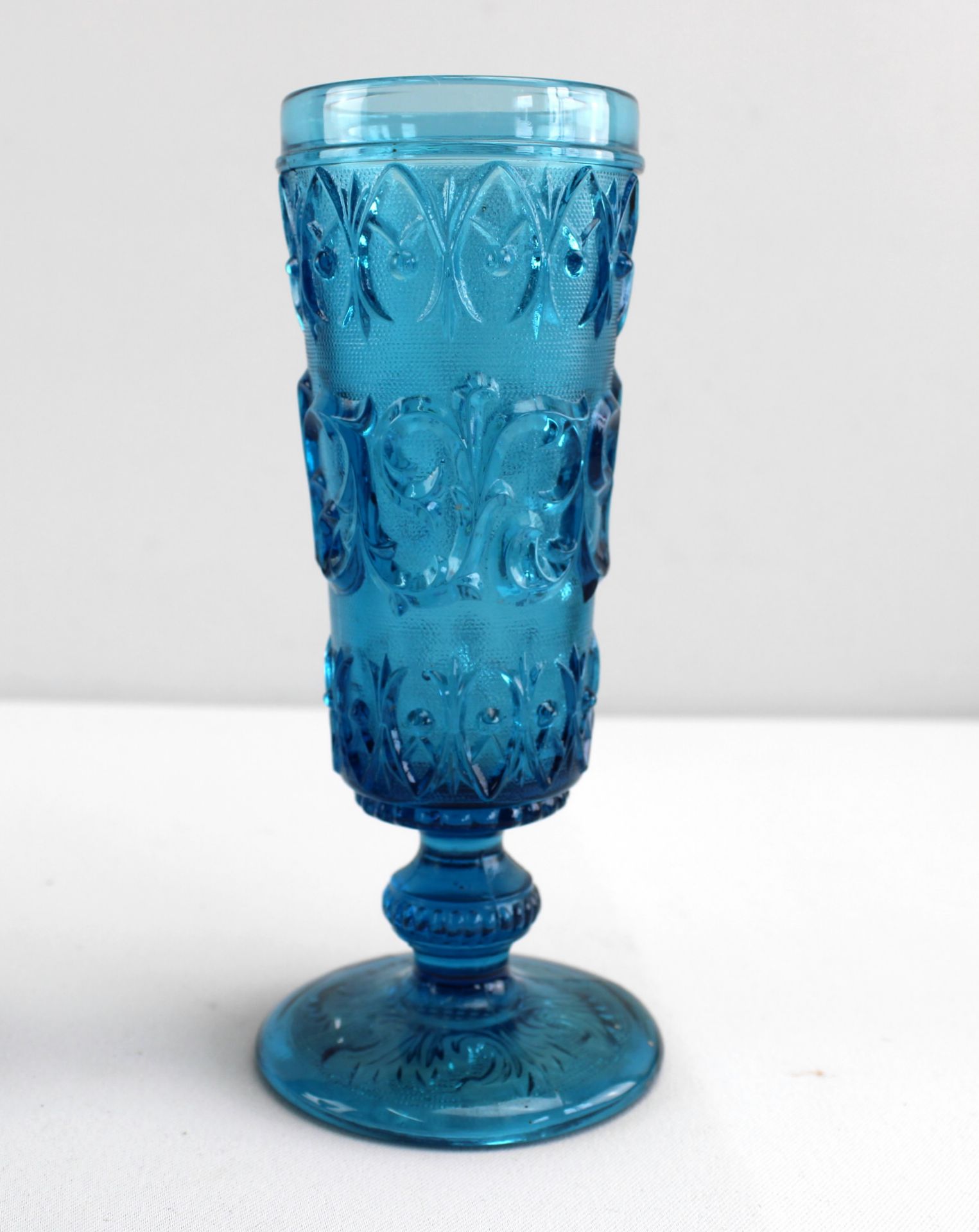 4 Historismus-Becher, um 1880, blaues Pressglas, reliefiertes Rankendekor - Bild 2 aus 3