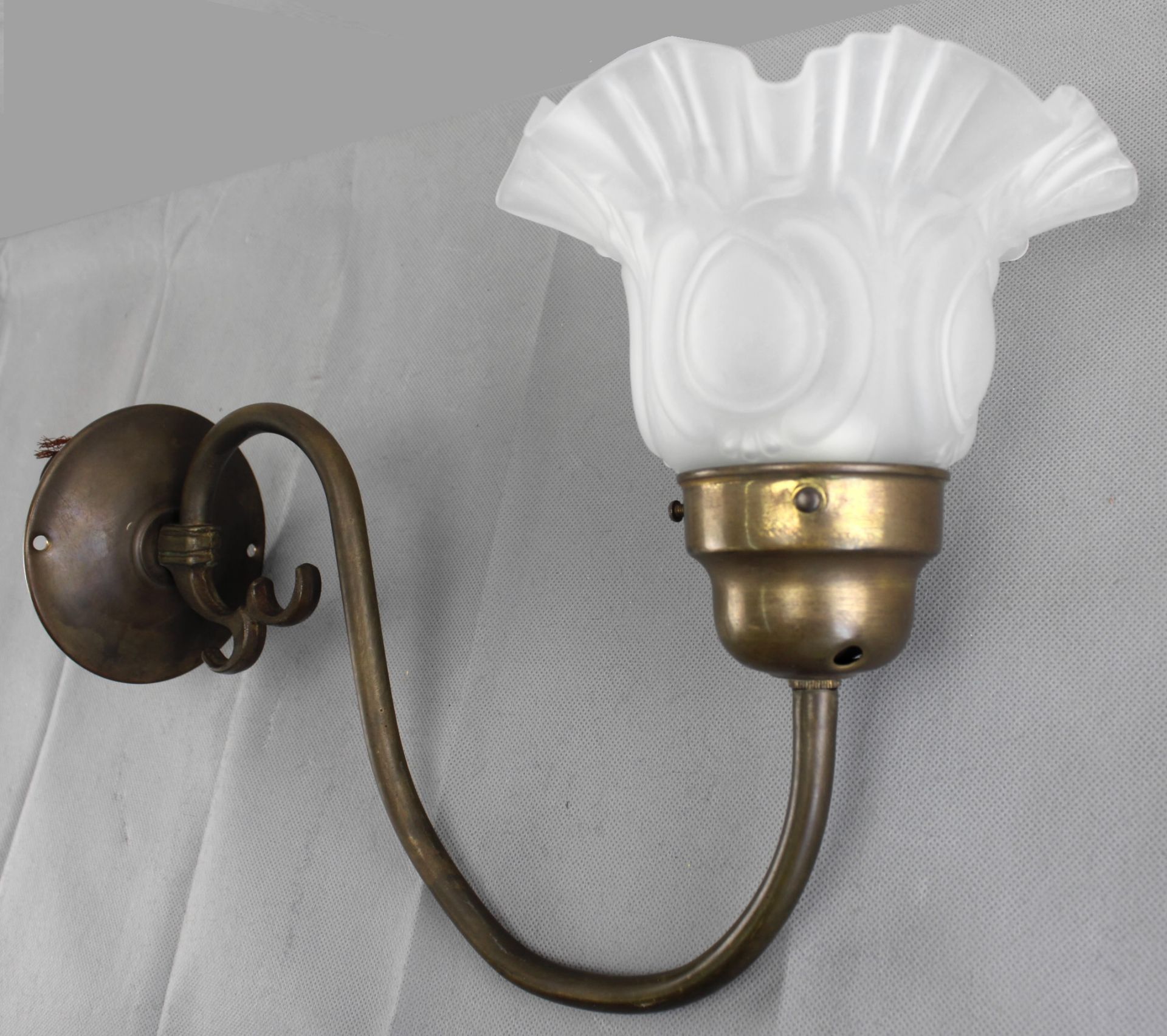 Paar Jugendstil Wandlampen, geschwungener Messingarm mit Glastulpe, um 1920 - Bild 2 aus 4