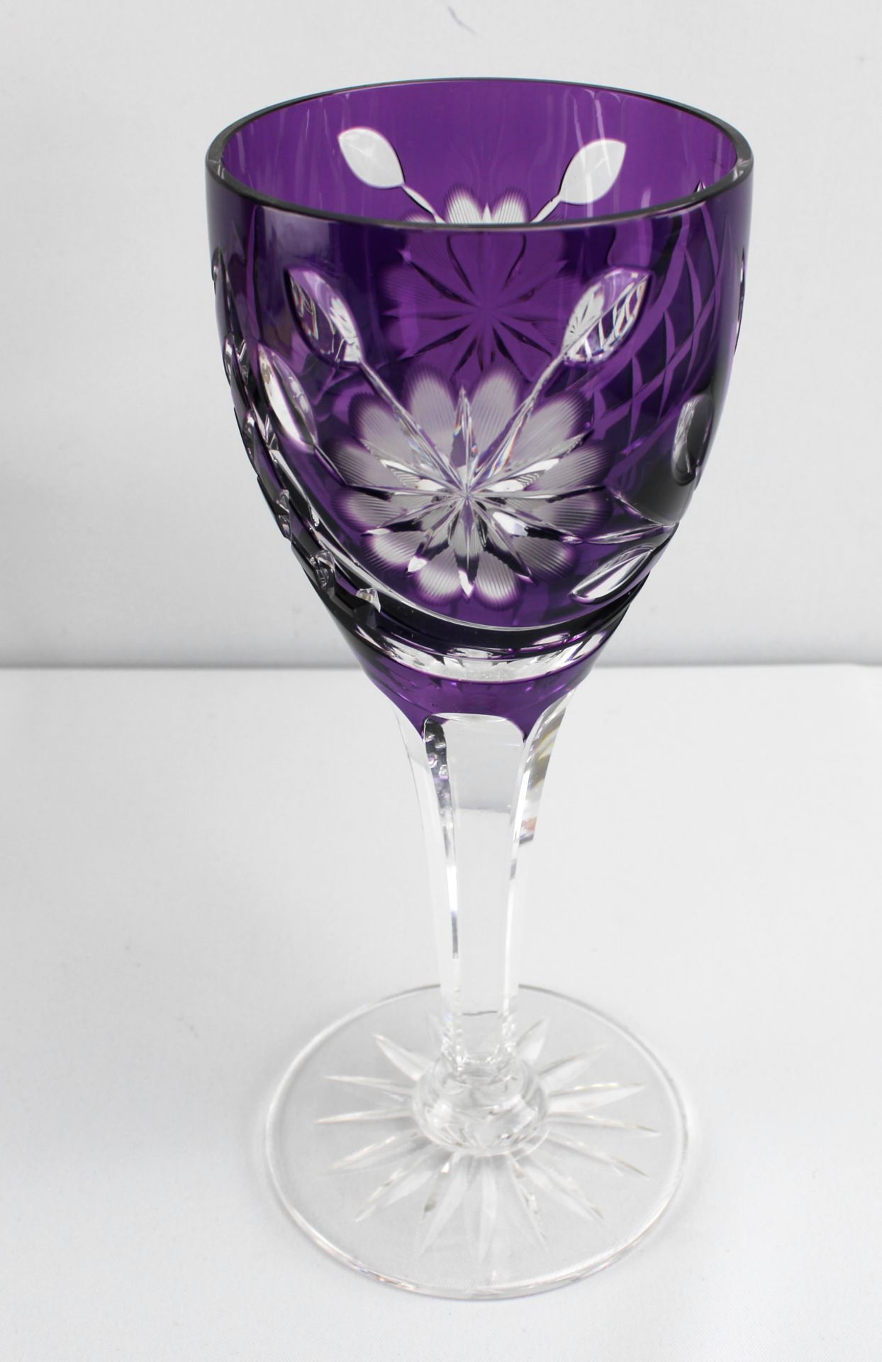 Großer Römer, geschliffenes Glas, violett überfangen, Blumen- u. Gitterdekor, H: 28,5 cm - Bild 2 aus 2