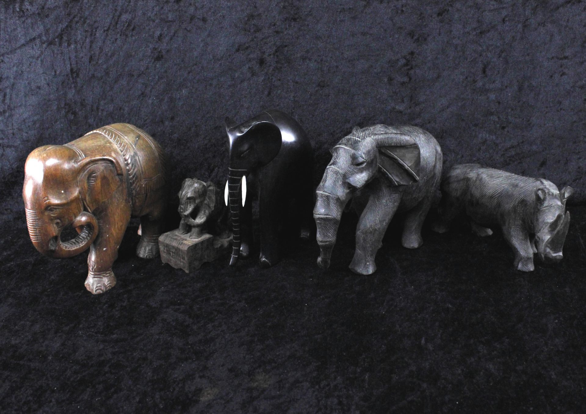 Konvolut, Afrikanische Tierfiguren, 4 Elefanten, 1 Nashorn, Holz geschnitzt, 20.Jh.