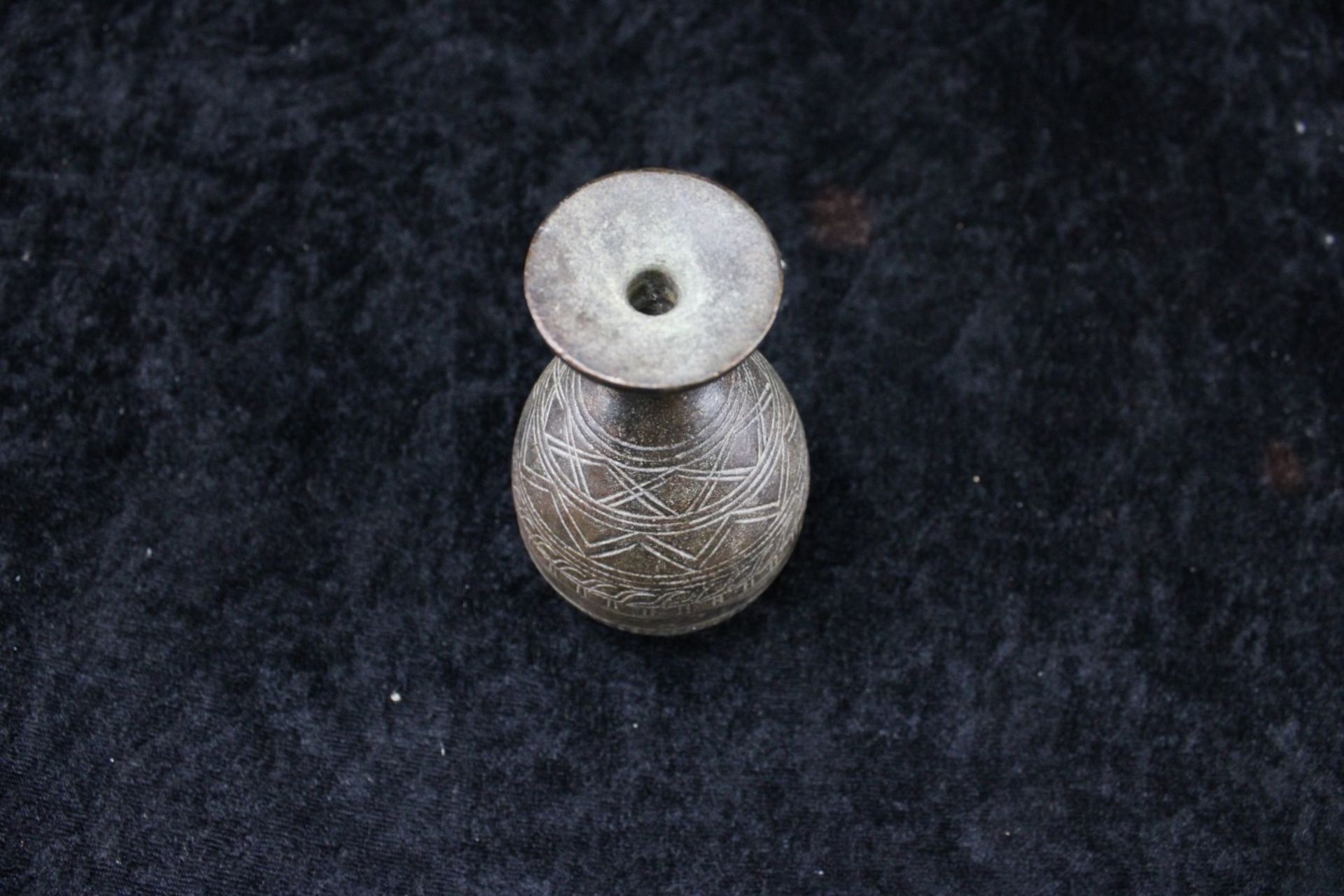 Chinesische kleine Vase, Bronze mit Reliefdekor, Jahrhundertwende - Bild 2 aus 2